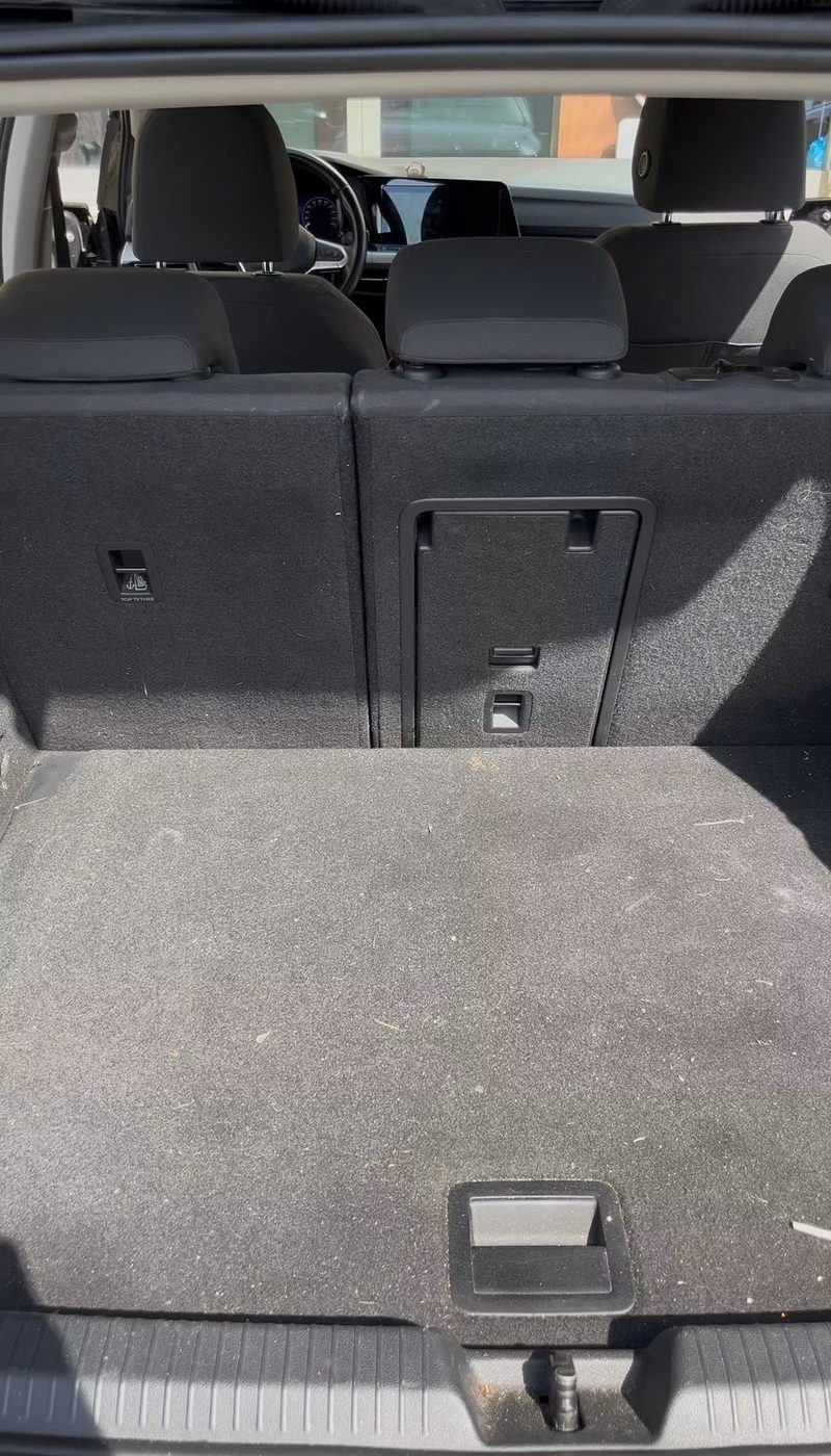 Même coffre de SUV avant nettoyage par NP Clean